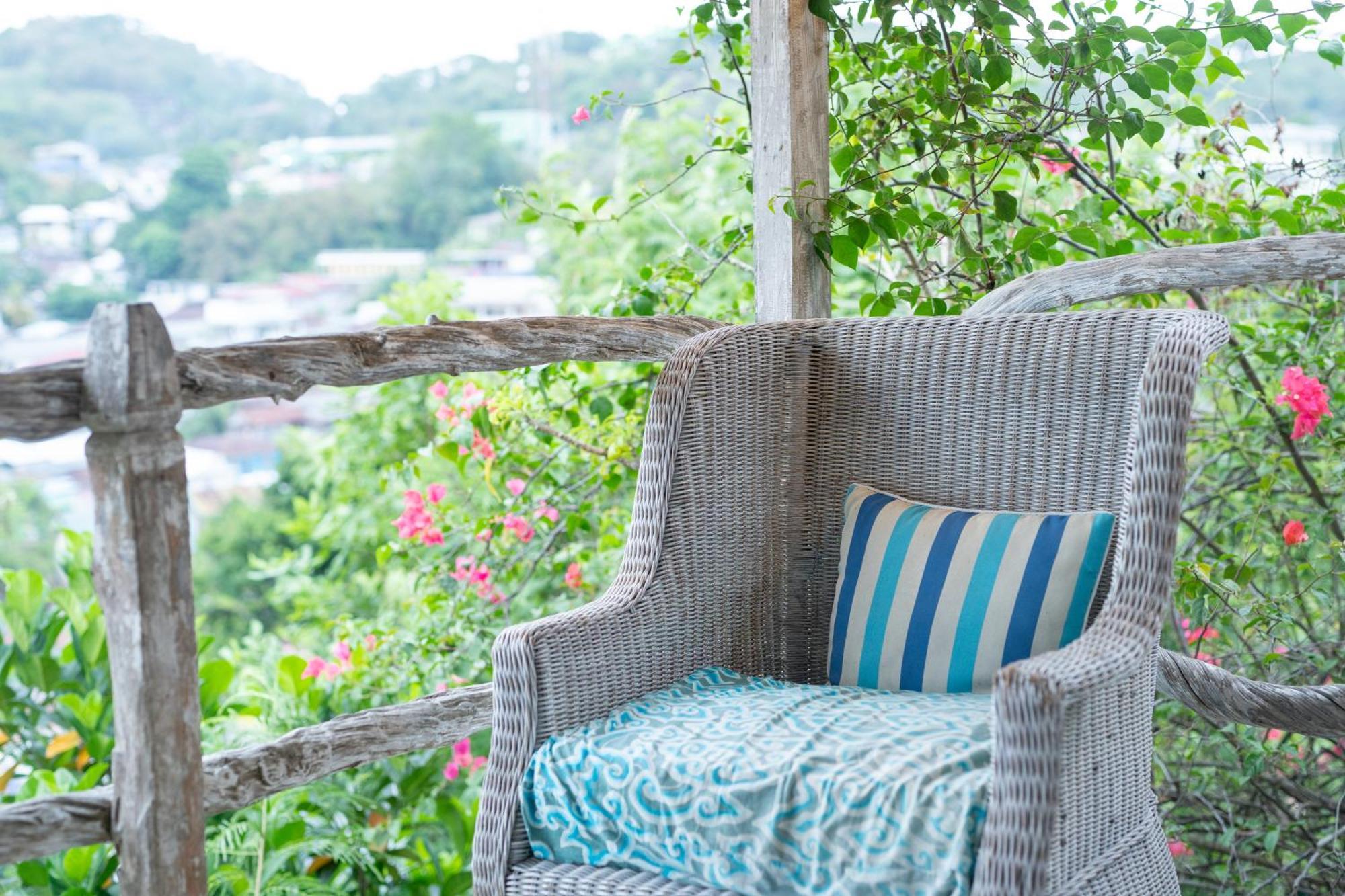 Selini Hills Hotel Labuan Bajo Exterior photo