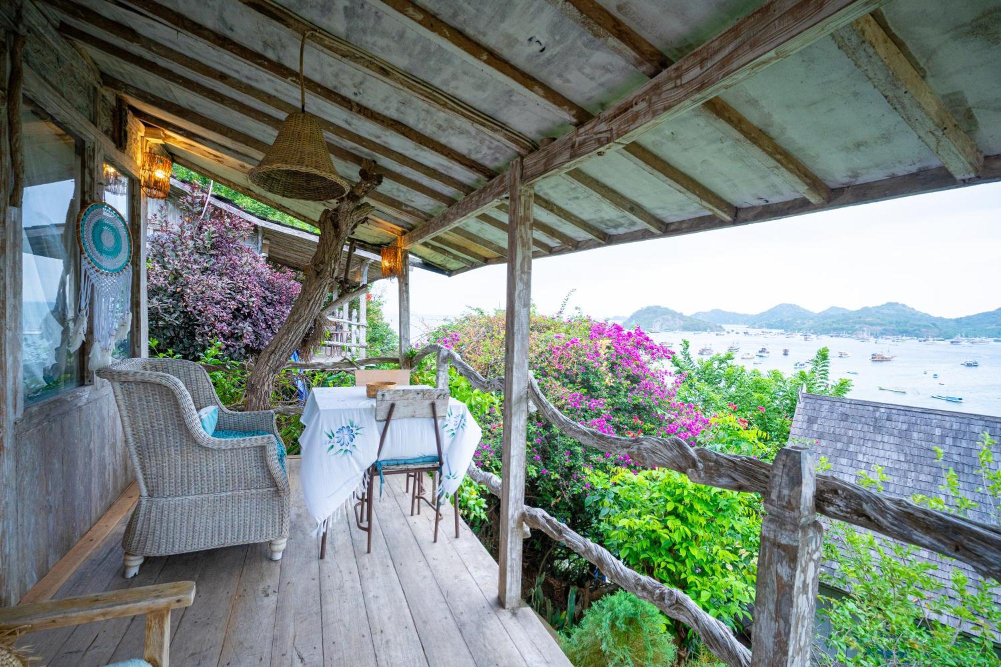 Selini Hills Hotel Labuan Bajo Exterior photo